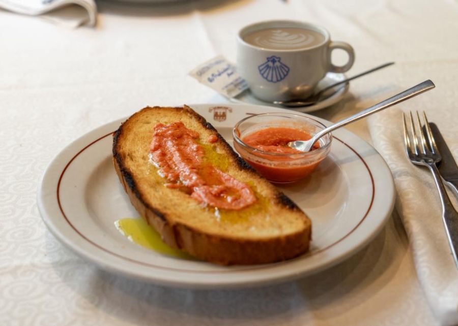 desayuno tostada pan gallego con café restaurante as pedriñas novas