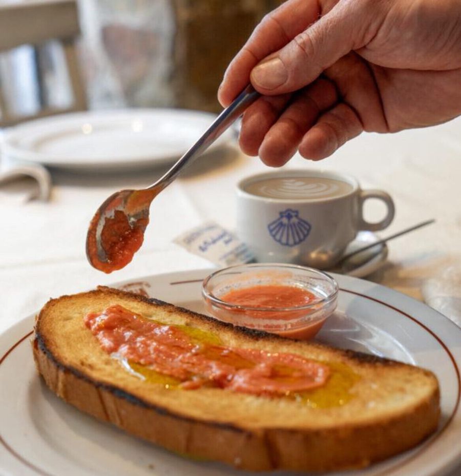 desayuno tostada pan gallego con tomate restaurante as pedrinas novas